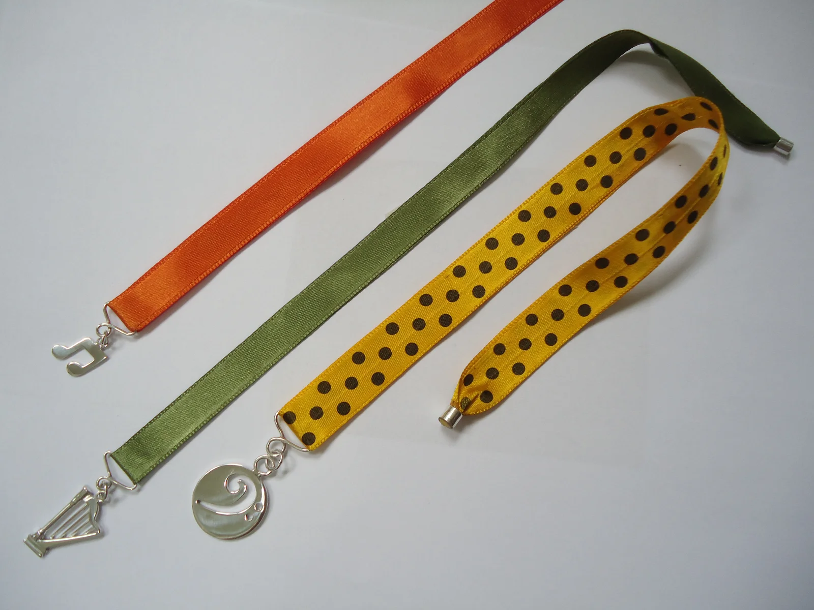Nhiều dải bookmark vật lý được đặt cạnh nhau trên nền tối