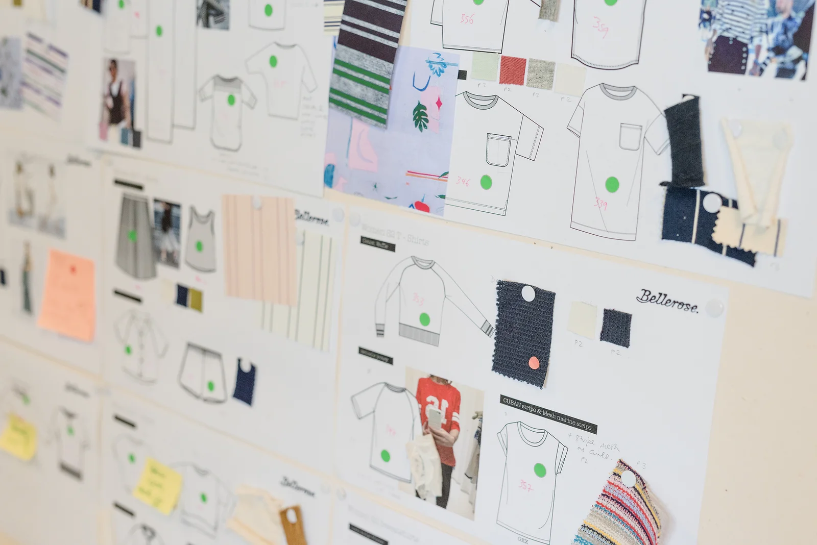 Nhóm hình ảnh, mẫu màu và tài liệu tham khảo được sắp xếp thành moodboard để thảo luận hướng thiết kế